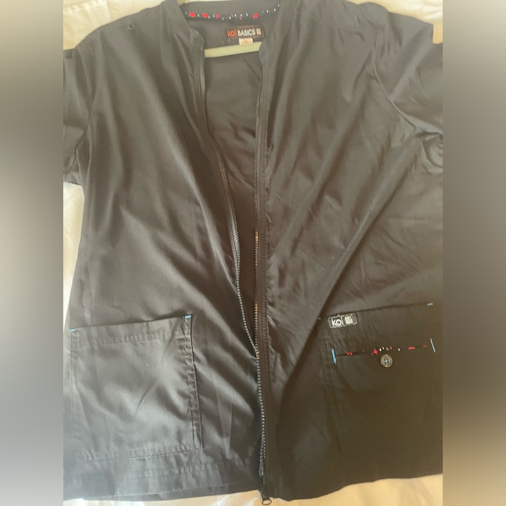 Koi zip up scrub to XL. Black